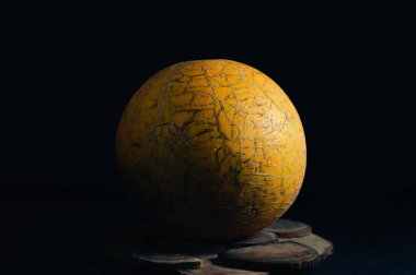 Siyah arka planda olgun sarı kavun