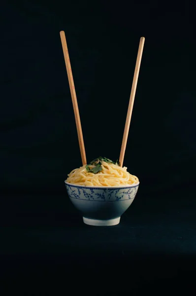 Spaghetti tigela com macarrão asiático preso nele. Foto vertical — Fotografia de Stock