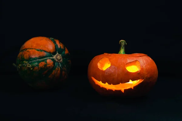 Тыква на Хэллоуин и маленькая тыква на черном фоне — стоковое фото