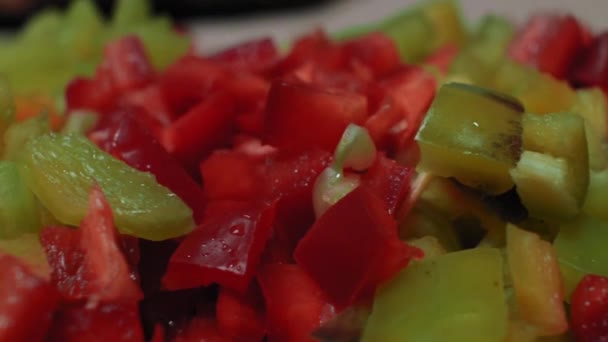 Snímek fotoaparátu na malých kouscích červené a zelené papriky — Stock video