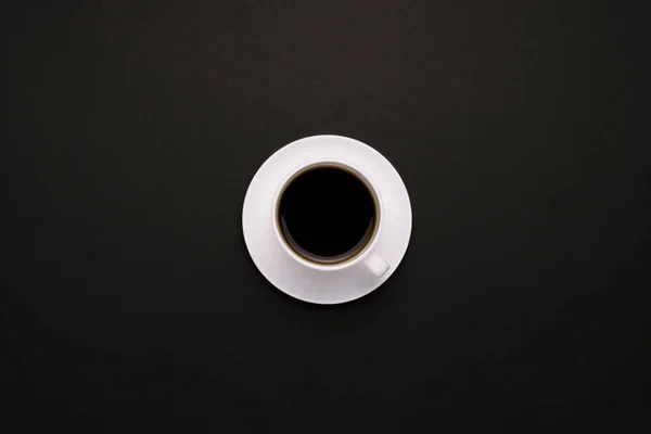 白いカップに暗い背景にコーヒー ミニマルなスタイル フラット横たわっていた トップ ビュー — ストック写真