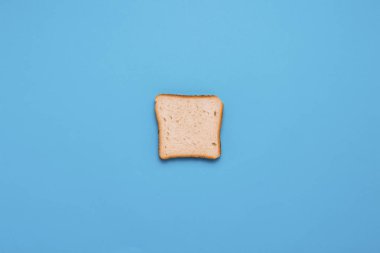 Ekmek bir dilim mavi bir arka plan üzerinde