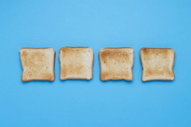 Mavi bir arka plan üzerinde dört tost