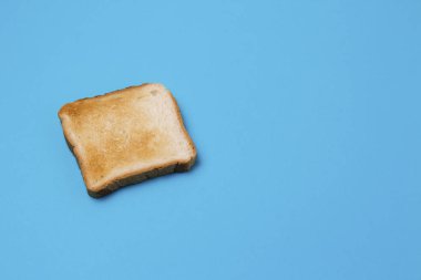 Ekmek bir dilim mavi bir arka plan üzerinde