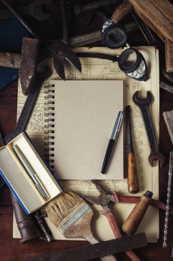 Vintage araç, koyu ahşap arka plan üstünde defter. Kavram babalar günü. Düz yatıyordu, en iyi görünümü.