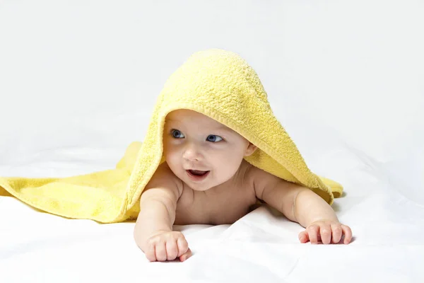 Charmantes Niedliches Glücklich Lachendes Baby Mit Blauen Augen Einem Gelben — Stockfoto