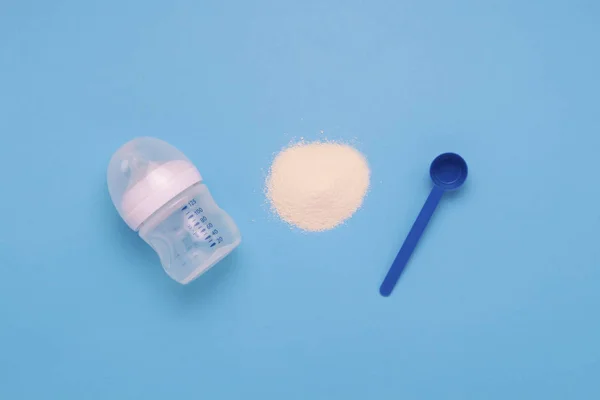 Trockene Kindermischung Zum Füttern Messlöffel Fütterungsflasche Mit Schnuller Auf Blauem — Stockfoto