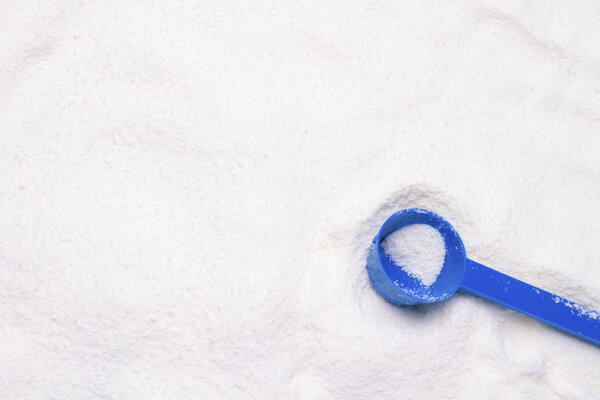 Фармацевтический белый порошок и синюю измерительную ложку. Может использоваться в качестве фона или текстуры
.