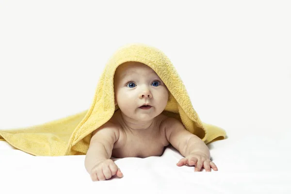 Прекрасный Счастливый Ребенок Голубыми Глазами Желтом Полотенце Белом Фоне — стоковое фото