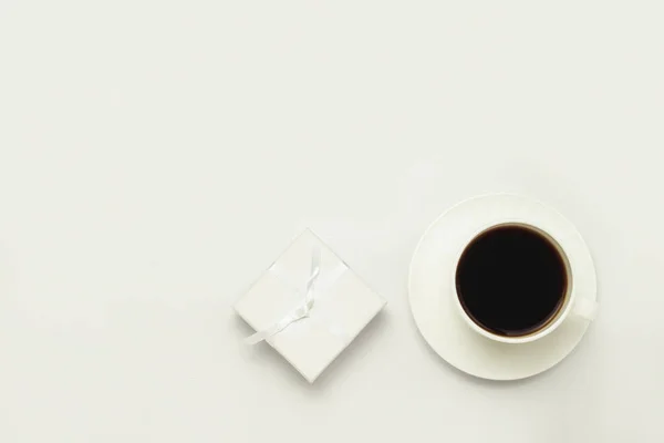 Weiße Tasse Mit Schwarzem Kaffee Weiße Geschenkbox Mit Weißen Bändern — Stockfoto