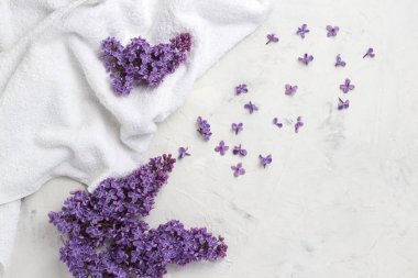 Havlu ve eflatun çiçekler beyaz bir arka plan üzerinde beyaz. Üstten görünüm, düz, yatıyordu, kopya alanı