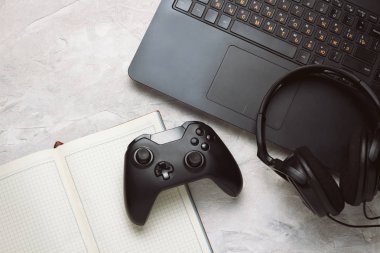Üstten görünüm Gamepad, Laptop ve kulaklık, fincan kahve ve defter Kopyala yer beyaz bir tablo. Oyuncular arka plan kavramı.