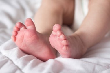 Yeni doğmuş bir bebek üzerinde beyaz bir battaniye metrelik güzel görüntüsü.