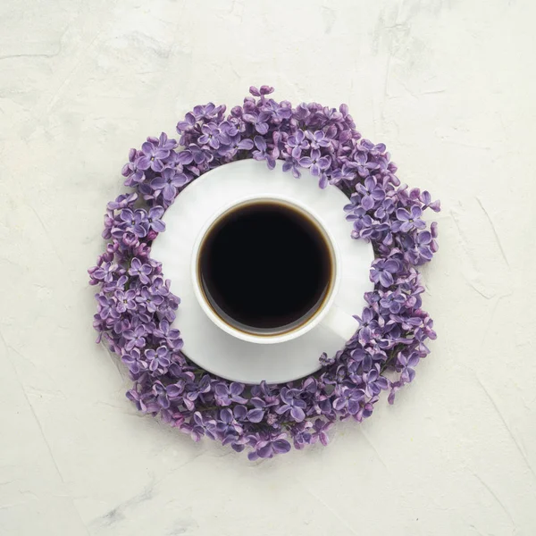 Egy Csésze Egy Kávé Egy Csésze Körülvéve Lila Virágok Fehér — Stock Fotó