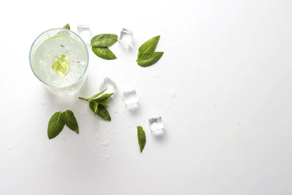 Glas Mit Einem Erfrischenden Getränk Mit Minze Und Eis Auf — Stockfoto