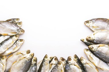 Kurutulmuş balık beyaz bir arka plan üzerinde yarım daire içinde ortaya koydu. Düz yatıyordu, en iyi görünümü.