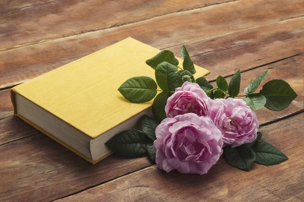 Rosa Rosas Livro Com Capa Amarela Fundo Madeira — Fotografia de Stock