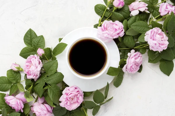 Fehér Csésze Fekete Kávé Rózsaszín Rózsa Világos Háttér Lapos Feküdt — Stock Fotó