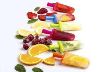 Ev yapımı necklac parlak çilek, kiraz, limon, portakal, limon ve nane ile buzlu şeker meyve ve hafif beyaz zemin üzerine taze meyve dilimleri.