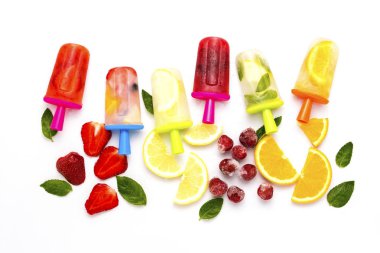 Ev yapımı necklac parlak çilek, kiraz, limon, portakal, limon ve nane ve hafif beyaz zemin üzerine taze meyve dilimleri ile buzlu şeker meyve. Düz yatıyordu, en iyi görünümü.