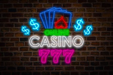 Işık Neon işareti metin Online Casino ile dört oyun kartları ve seramik duvar zemin karşı iyi şans için 3 tane. Kumar ile reklam tabela site kavramı.