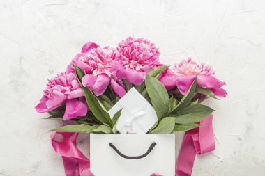 Şakayık buket beyaz arka plan üzerinde beyaz çanta ve hediye kutusunda