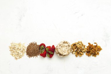 Sağlıklı beslenme kavramı. Yulaf gevreği, flaxseeds, çilek, Pirinç Somun, ceviz ve kuru üzüm. Mineraller doğal kaynakları