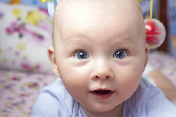 Glückliches Blauäugiges Baby Liegt Auf Seinem Bauch Nahaufnahme — Stockfoto