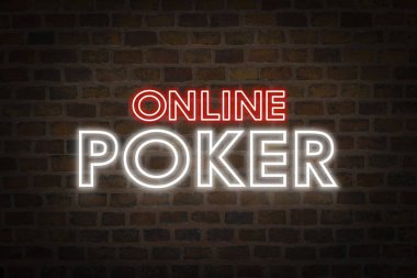 Neon işareti Online Poker bir tuğla duvar arka plan üzerinde. Online kumar ile bir site kavramı.