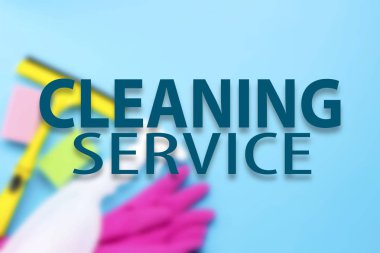 Temizlik için aksesuarlar, eldivenler, süngerler, temizleme kazıyıcısı, mavi arka planda sprey. Mesaj temizleme servisi ekledim. Temizlik hizmeti konsepti. Düz yatış, Üst Görünüm.