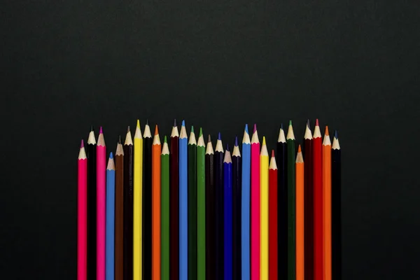Lápices Colores Dispuestos Forma Ola Sobre Fondo Negro Piso Tendido — Foto de Stock