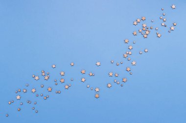 Mavi bir arka plan üzerinde dekoratif yıldız. Gece gökyüzü kavramı. Duvar kağıdı veya arka plan olarak kullanılabilir. Düz yatıyordu, en iyi görünümü.