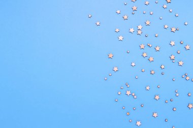 Mavi bir arka plan üzerinde dekoratif yıldız. Gece gökyüzü kavramı. Duvar kağıdı veya arka plan olarak kullanılabilir. Düz yatıyordu, en iyi görünümü.