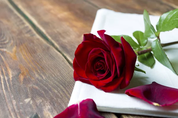 Rosa Roja Sobre Paño Blanco Sobre Una Mesa Madera Concepto — Foto de Stock