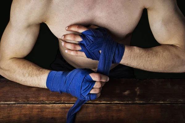 Pánské Ruce Během Nahrávání Před Box Zápas Proti Dřevěné Pozadí — Stock fotografie