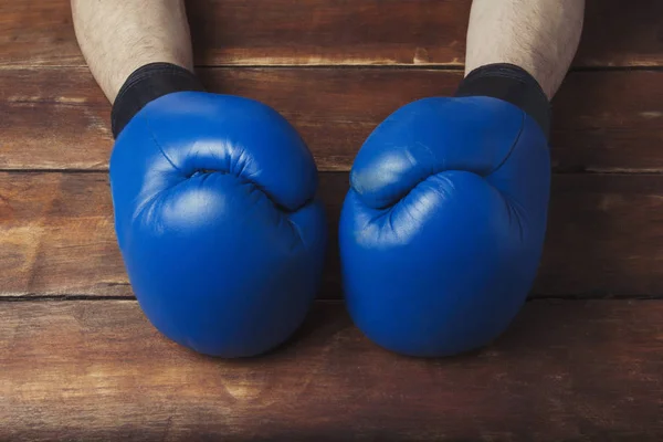 Pánské Ruce Boxerské Rukavice Dřevěné Pozadí Připravena Gesto Koncept Výcviku — Stock fotografie