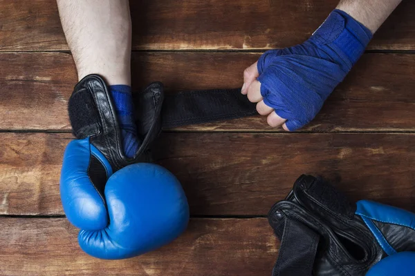 Pánské Ruce Při Oblékání Boxerské Rukavice Dřevěné Pozadí Koncept Výcviku — Stock fotografie