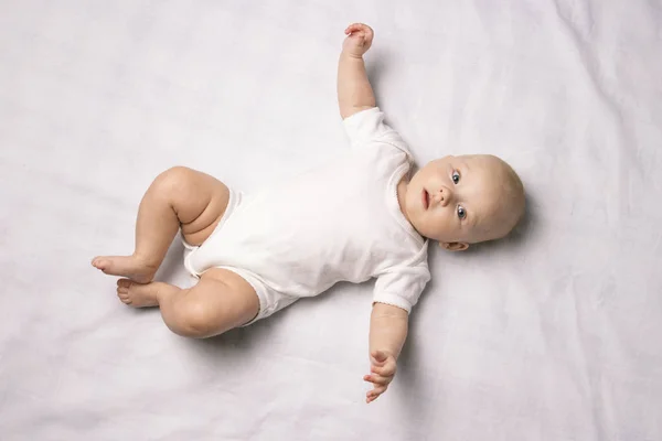 Bebé Com Vestido Branco Deitado Costas Num Lençol Branco Deitado — Fotografia de Stock
