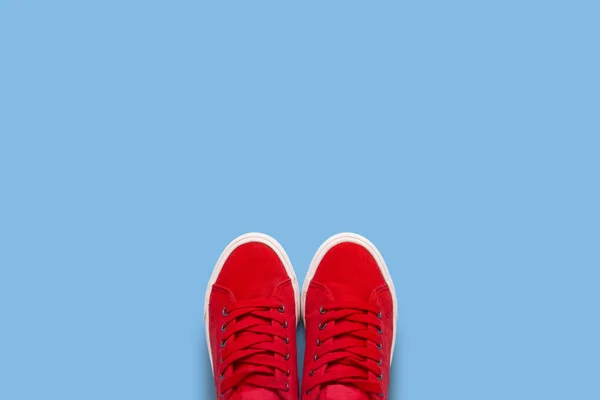 Червоні Кросівки Синьому Фоні Стиль Мінімалізму Плоский Прошарок Вид Зверху — стокове фото