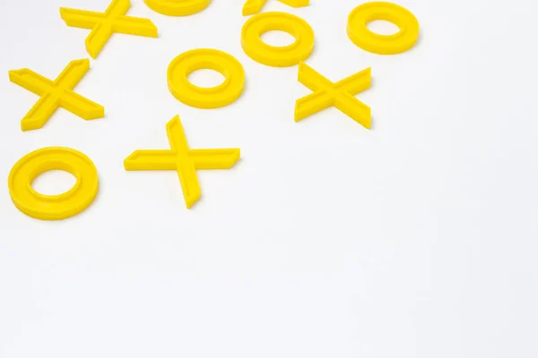 Figuras Plástico Amarillo Para Jugar Tic Tac Toe Sobre Fondo —  Fotos de Stock