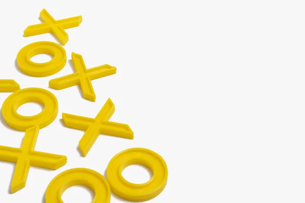 Figuras Plástico Amarillo Para Jugar Tic Tac Toe Sobre Fondo —  Fotos de Stock