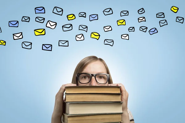 Unter Dem Bücherstapel Auf Blauem Grund Lugt Eine Junge Studentin — Stockfoto