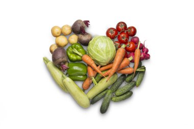Beyaz bir arka plan üzerinde taze organik sebze. Kavram Sağlık Bakımı Çiftlik sebze satın alma. Kalp şekli. Ülke stil, çiftlik adil. Düz yatıyordu, en iyi görünümü.
