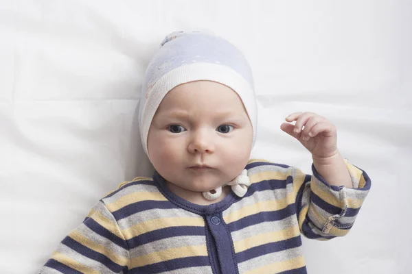 Retrato Bebé Ropa Con Una Cara Expresión Divertida Una Sábana — Foto de Stock