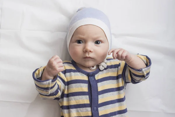 Retrato Bebé Ropa Con Una Cara Expresión Divertida Una Sábana — Foto de Stock