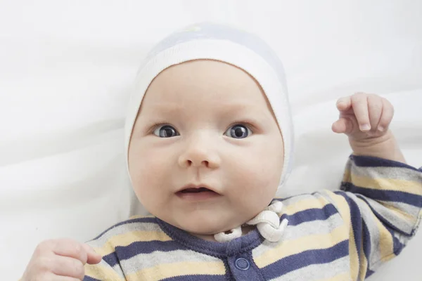 Retrato Bebé Pequeño Con Una Cara Expresión Divertida Una Sábana — Foto de Stock
