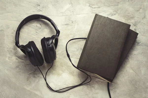 Dos Libros Auriculares Sobre Fondo Piedra Blanca Audiolibros Conceptuales — Foto de Stock