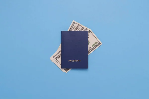 Reisepässe Und Dollarnoten Auf Blauem Hintergrund Minimalistischer Stil Das Konzept — Stockfoto