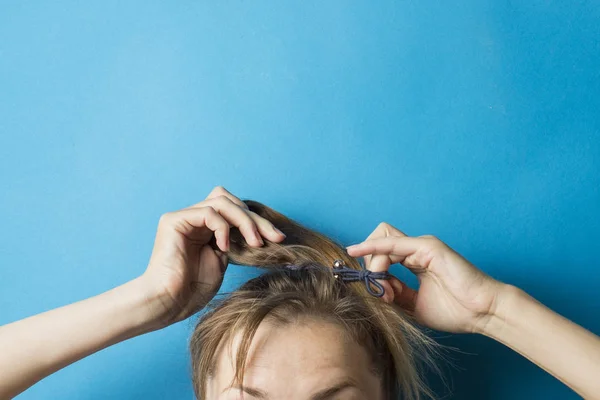 Chica Endereza Desaliñada Cola Pelo Cabeza Sobre Fondo Azul Peinado — Foto de Stock