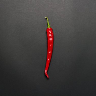 Siyah bir zemin üzerine kırmızı sıcak biber biber. Düz yatıyordu, en iyi görünümü.